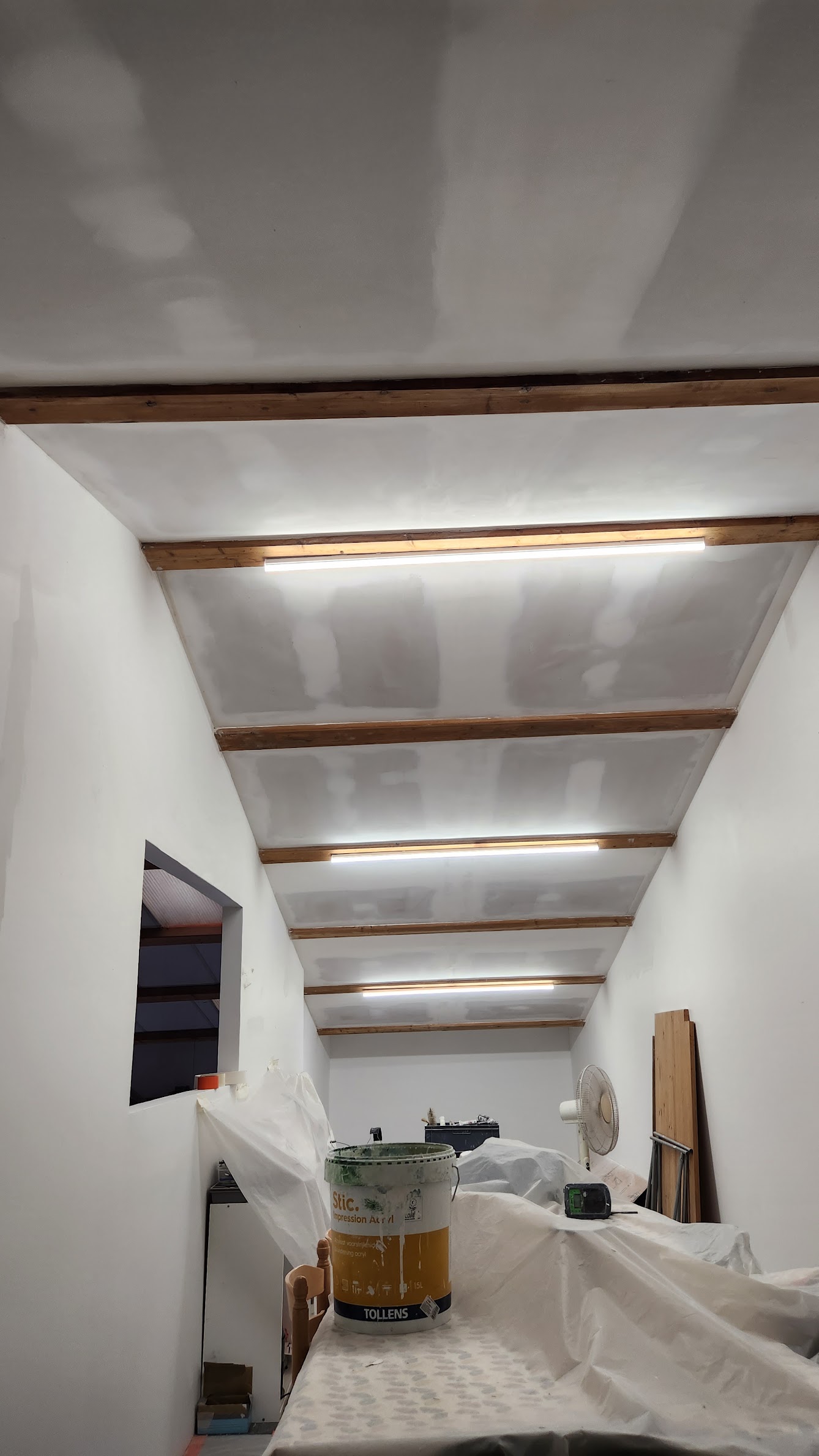 Étape intermédiaire du plafond : plaques posées et joints préparés, avant peinture